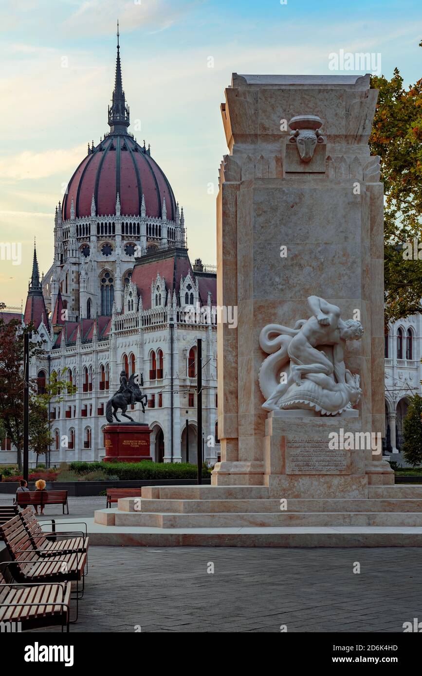 Ungewöhnliche Aussicht auf das ungarische Parlamentsgebäude. Neues Denkmal auf dem Friont II. Ferenc Rakoczi Statue in der Mitte und die ungarische Regierung Stockfoto