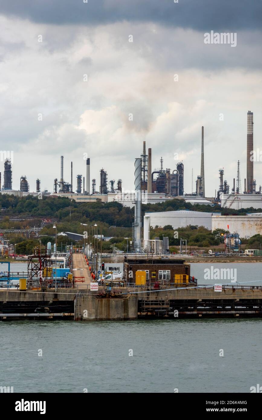 fawley Ölraffinerie- und Marinepol am Rande der Docks solent und southampton uk. Stockfoto
