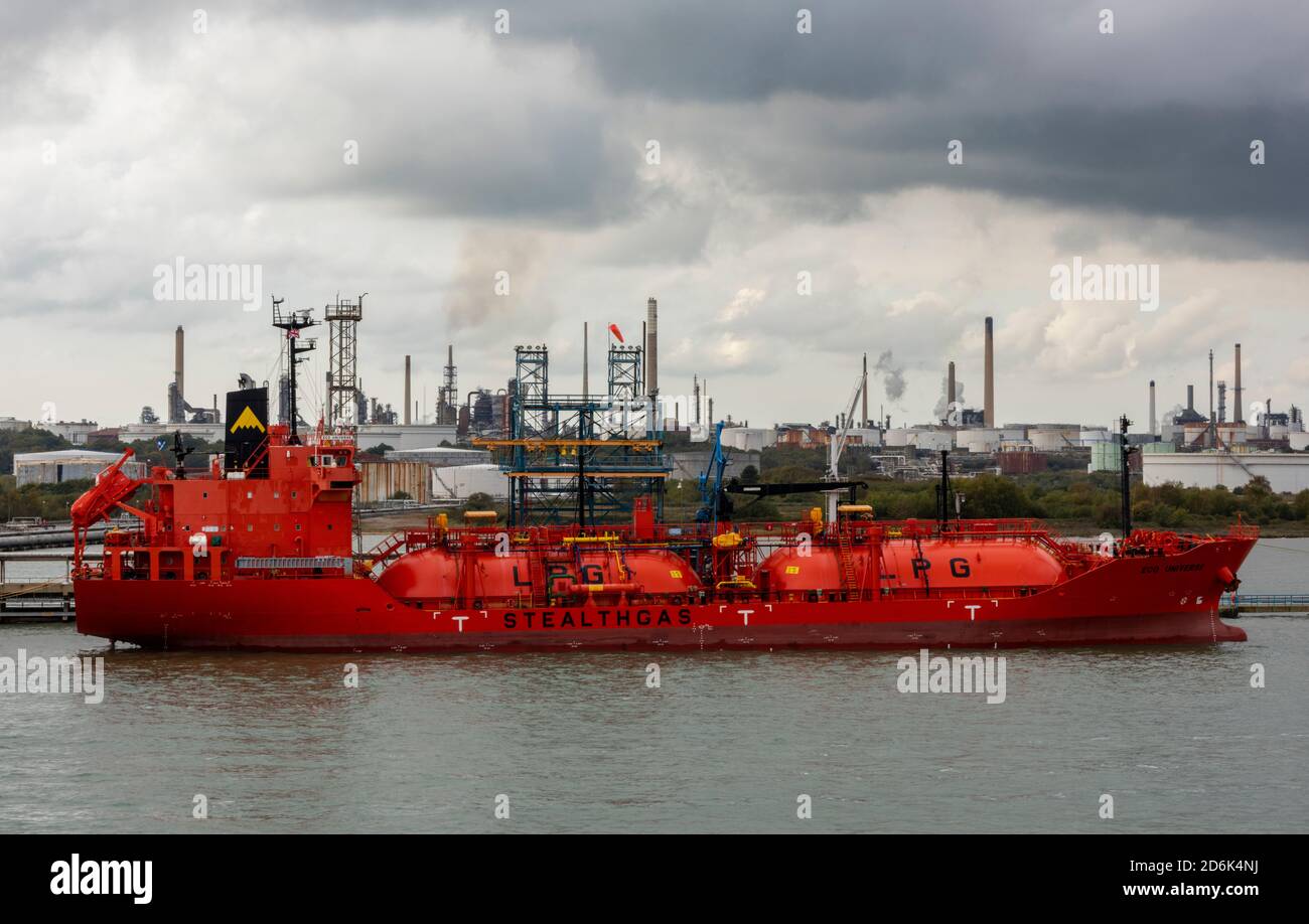 Ein LPG-Gastanker neben der esso exom mobil fawLeu Ölraffinerie auf southampton Water, hampshire, großbritannien Stockfoto