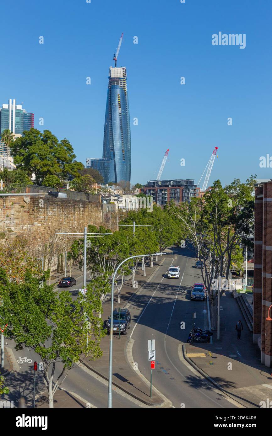 Bau des neuen Vororts Barangaroo in Sydney, Australien, mit Blick auf die Hickson Road von einem erhöhten Aussichtspunkt auf der Lower Fort Street in The Rocks in der Nähe von Walsh Bay und Dawes Point. Barangaroo ist nach der indigenen Frau des australischen Aborigine-Künstlers Bennelong benannt. Nach Fertigstellung wird Barangaroo Einzelhandelsgeschäfte, 5-Sterne-Hotels, ein Casino und Hochhausapartments umfassen. Stockfoto