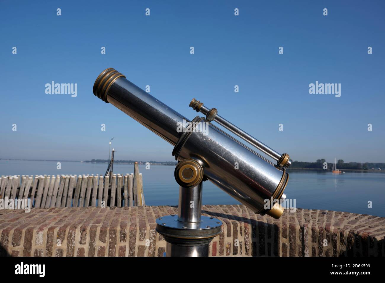 Teleskop-Betrachter, Touristentypteleskop in Veere, Niederlande. Stockfoto