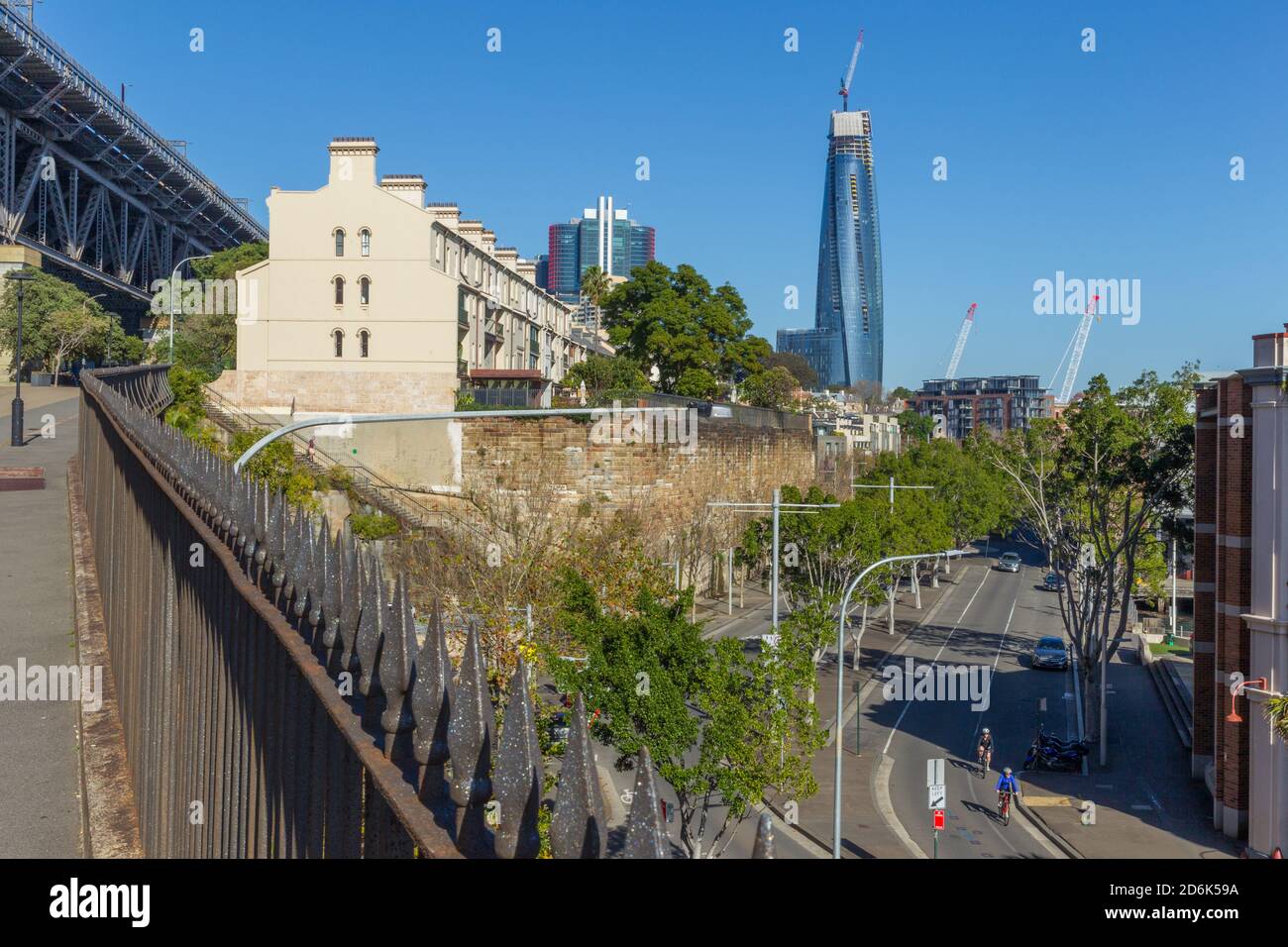 Bau des neuen Vororts Barangaroo in Sydney, Australien, mit Blick auf die Hickson Road von einem erhöhten Aussichtspunkt auf der Lower Fort Street in The Rocks in der Nähe von Walsh Bay und Dawes Point. Barangaroo ist nach der indigenen Frau des australischen Aborigine-Künstlers Bennelong benannt. Nach Fertigstellung wird Barangaroo Einzelhandelsgeschäfte, 5-Sterne-Hotels, ein Casino und Hochhausapartments umfassen. Stockfoto