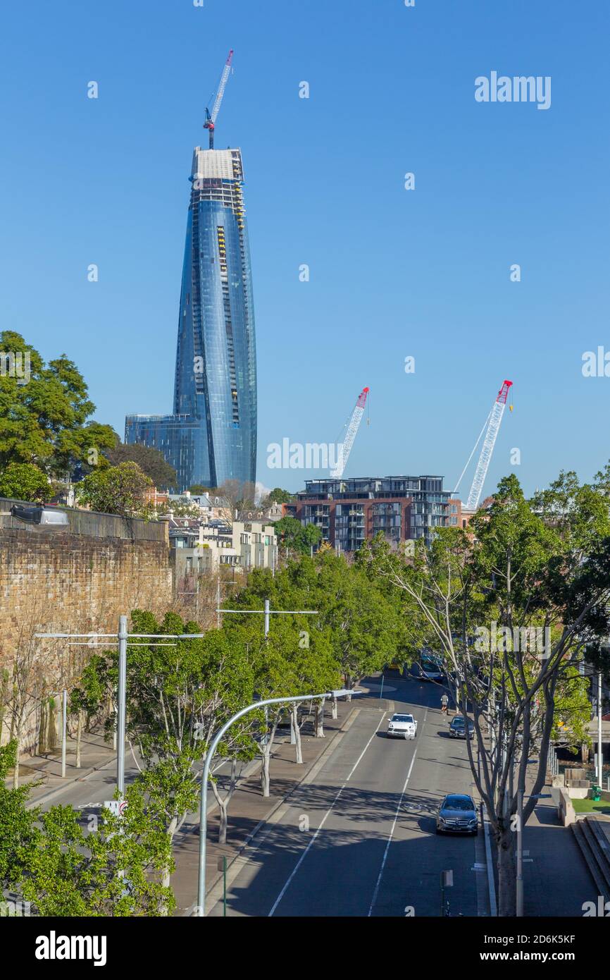 Bau des neuen Vororts Barangaroo in Sydney, Australien, mit Blick auf die Hickson Road von einem erhöhten Aussichtspunkt auf der Lower Fort Street in The Rocks in der Nähe von Walsh Bay und Dawes Point. Barangaroo ist nach der indigenen Frau des australischen Aborigine-Künstlers Bennelong benannt. Nach Fertigstellung wird Barangaroo Einzelhandelsgeschäfte, 5-Sterne-Hotels, ein Casino und Hochhausapartments umfassen. Stockfoto