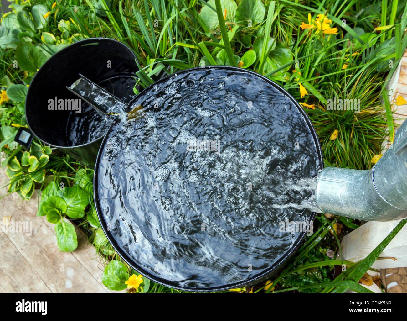 Zwei Regenwassertanks mit Überlauf Stockfoto