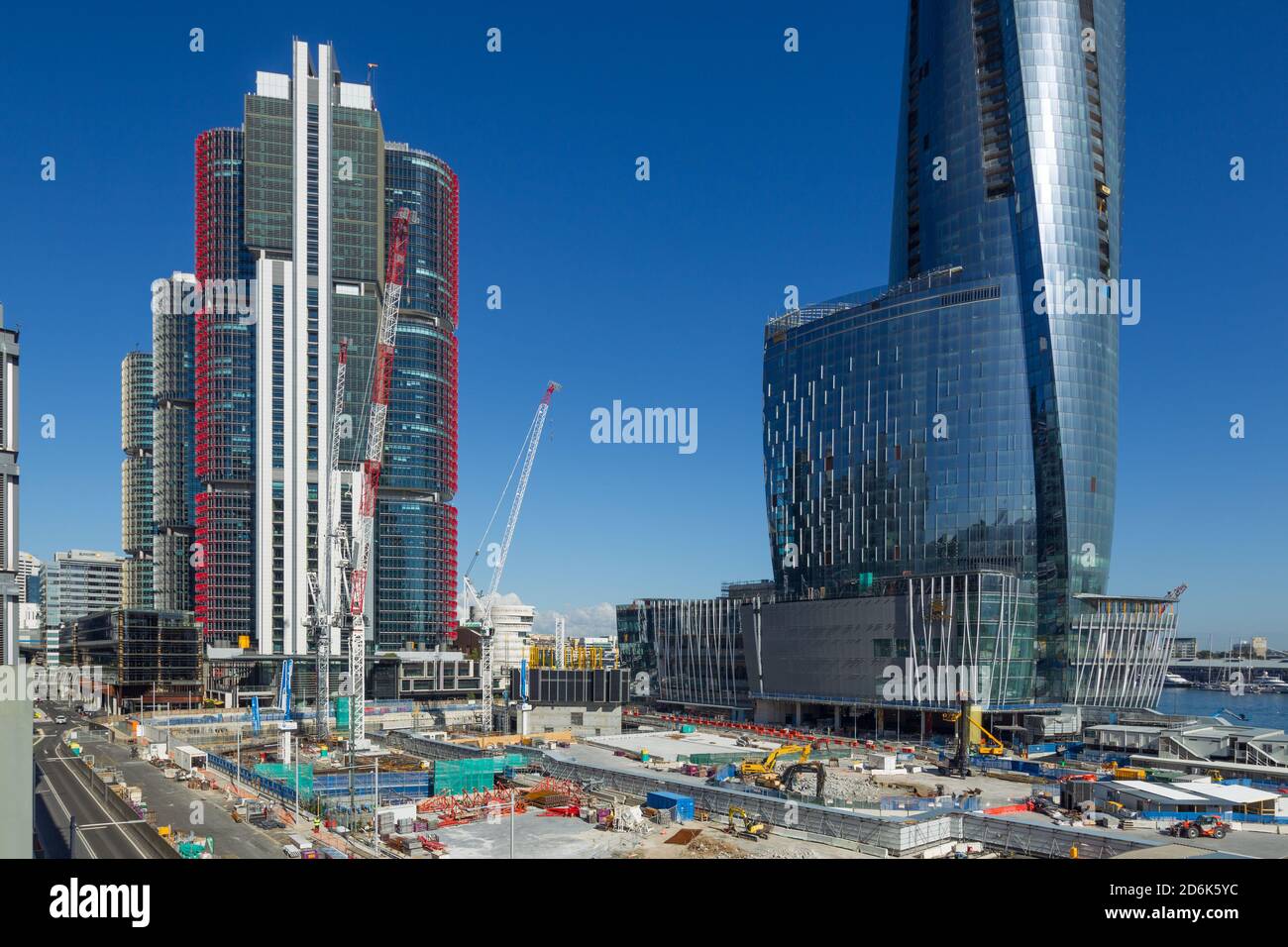 Bau des neuen Vororts Barangaroo in Sydney, Australien, gesehen auf der Hickson Road von einem erhöhten Aussichtspunkt auf der High Street in Millers Point in der Nähe der Rocks. Barangaroo ist nach der indigenen Frau des australischen Aborigine-Künstlers Bennelong benannt. Nach Fertigstellung wird Barangaroo Einzelhandelsgeschäfte, 5-Sterne-Hotels, ein Casino und Hochhausapartments umfassen. Stockfoto