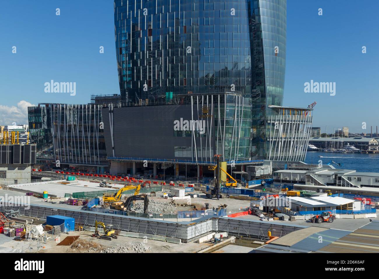 Bau des neuen Vororts Barangaroo in Sydney, Australien, gesehen auf der Hickson Road von einem erhöhten Aussichtspunkt auf der High Street in Millers Point in der Nähe der Rocks. Barangaroo ist nach der indigenen Frau des australischen Aborigine-Künstlers Bennelong benannt. Nach Fertigstellung wird Barangaroo Einzelhandelsgeschäfte, 5-Sterne-Hotels, ein Casino und Hochhausapartments umfassen. Stockfoto