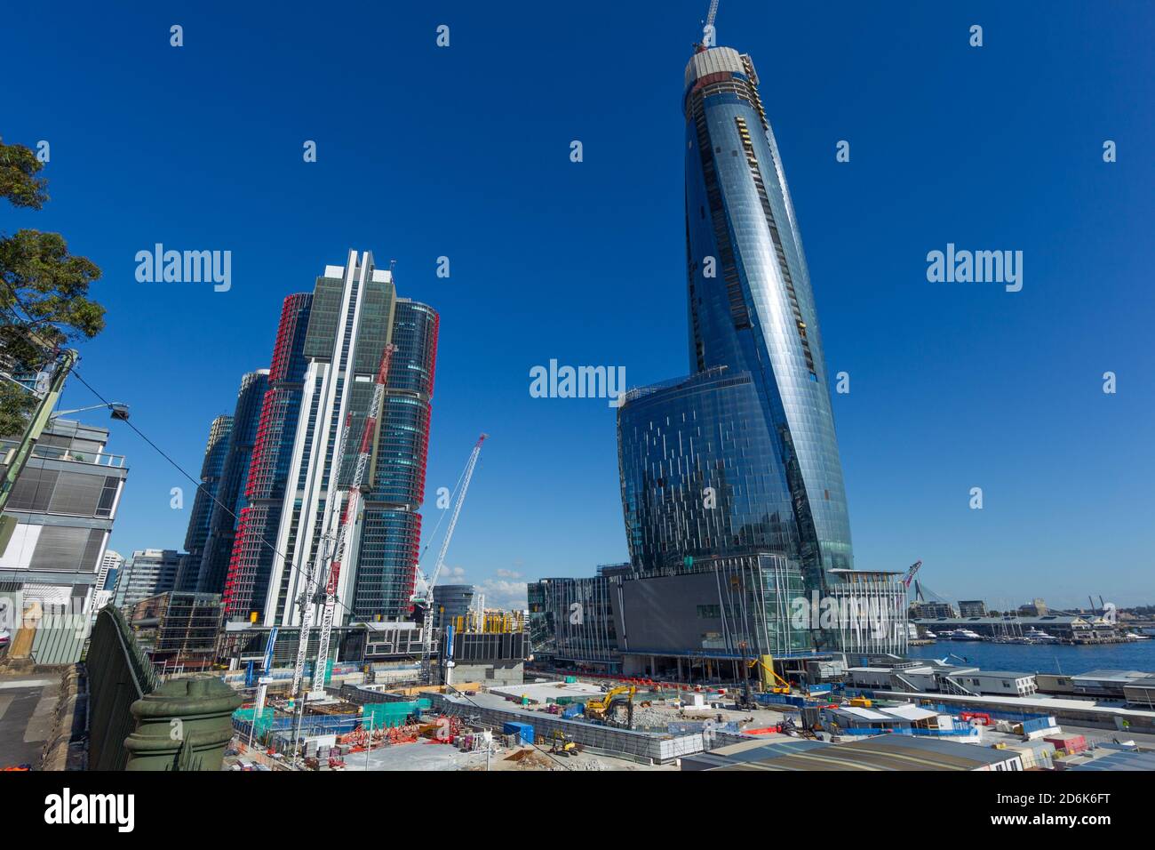 Bau des neuen Vororts Barangaroo in Sydney, Australien, gesehen auf der Hickson Road von einem erhöhten Aussichtspunkt auf der High Street in Millers Point in der Nähe der Rocks. Barangaroo ist nach der indigenen Frau des australischen Aborigine-Künstlers Bennelong benannt. Nach Fertigstellung wird Barangaroo Einzelhandelsgeschäfte, 5-Sterne-Hotels, ein Casino und Hochhausapartments umfassen. Stockfoto