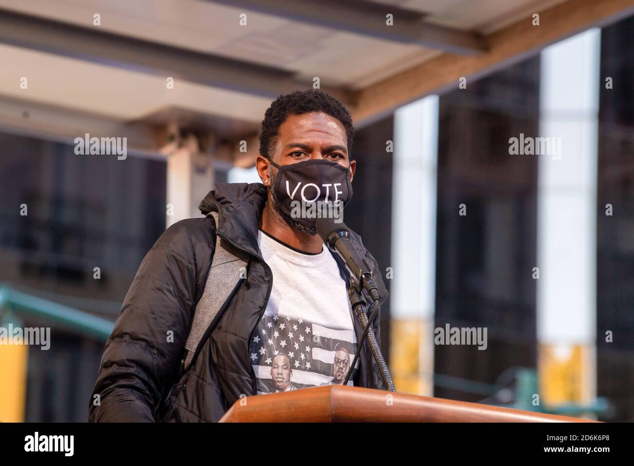 New York, Usa. Oktober 2020. Jumaane Williams spricht während der National State of Emergency Get Out the Vote Rally organisiert von UntilFreedom in New York City. Etwa 200 Menschen nahmen an der Kundgebung Teil, darunter die Familien von Breonna Taylor und Jacob Blake, die die New Yorker zum Votum ermutigen. Kredit: SOPA Images Limited/Alamy Live Nachrichten Stockfoto