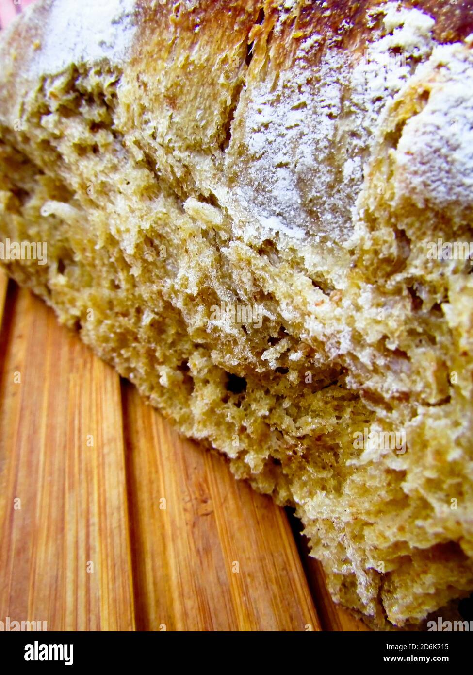 Griechische Küche.EIN Laib dunkles braunes weiches Brot Stockfoto