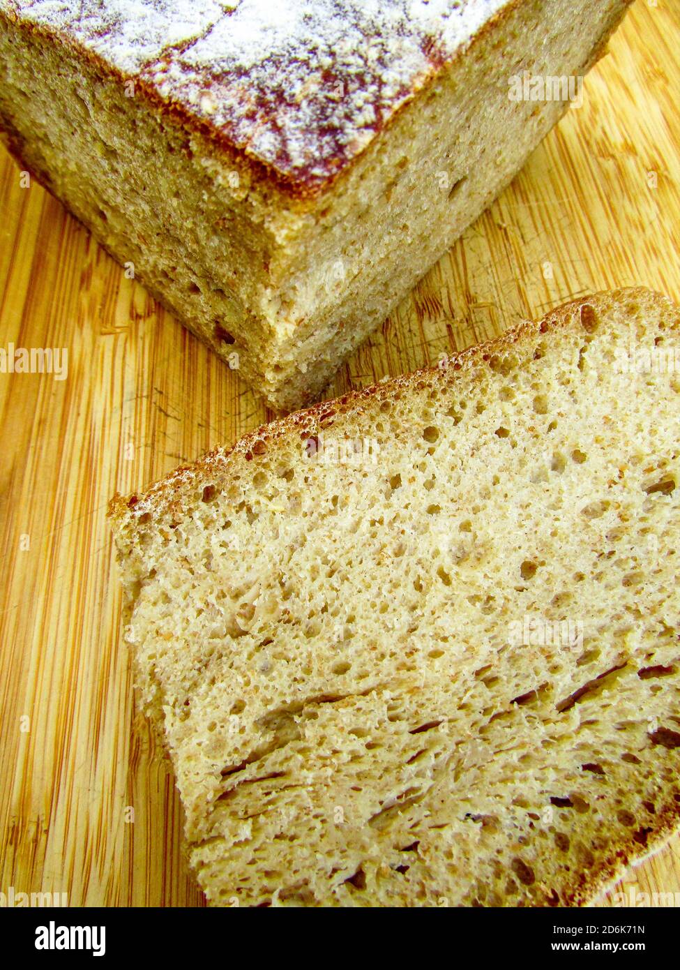 Griechische Küche.EIN Laib dunkles braunes weiches Brot Stockfoto