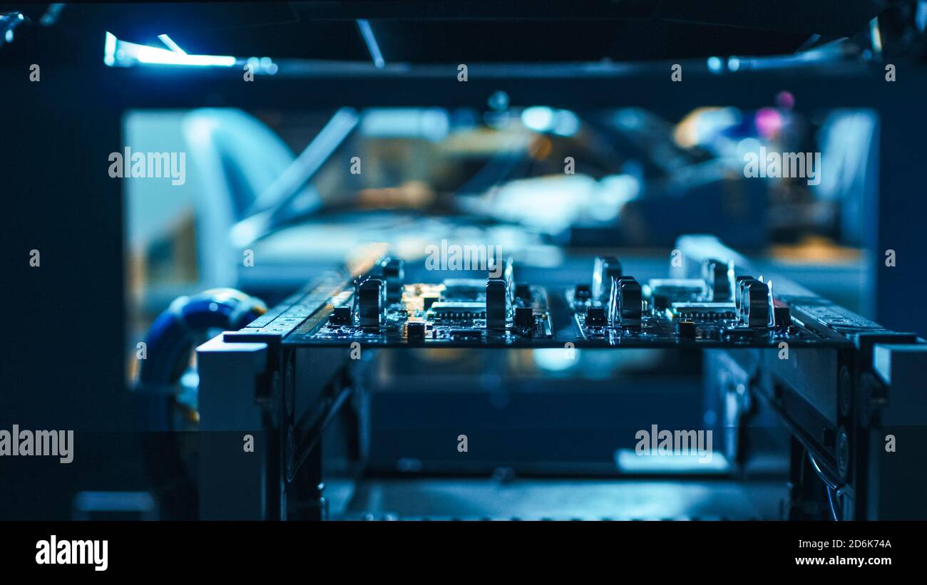 Automatisierte robotische Industrieanlagen testet elektronische Leiterplatten mit Licht- und Lasertechnologie nach der Montage. Stockfoto