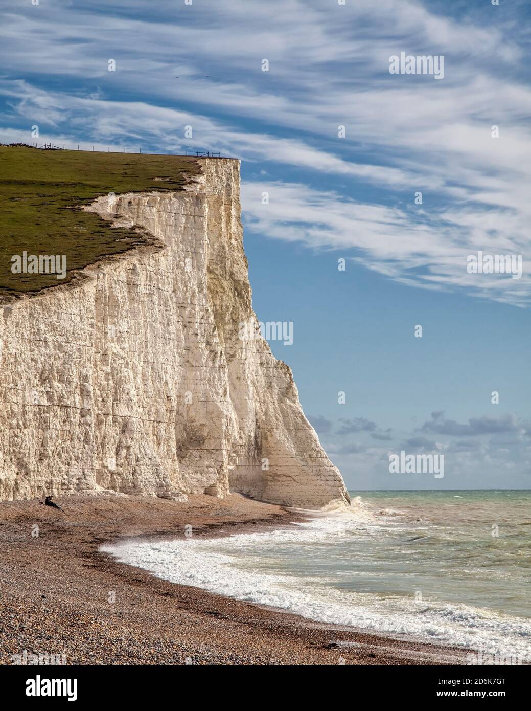 Klippen am Strand von Seaford, East Sussex Stockfoto