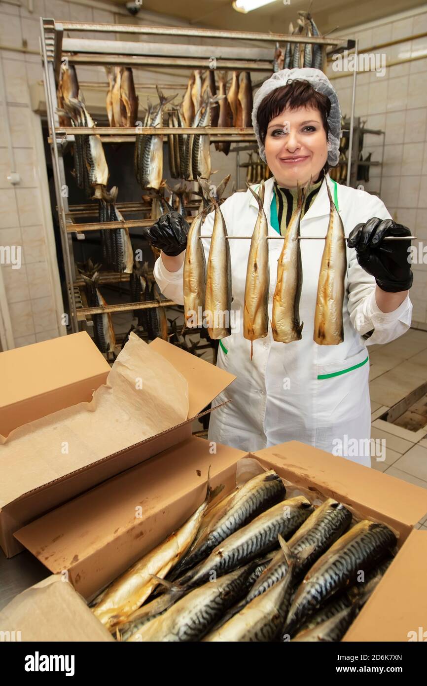 Fischfabrik.Fischfabrik Arbeiter mit geräuchertem Fisch. Fischindustrie. Stockfoto