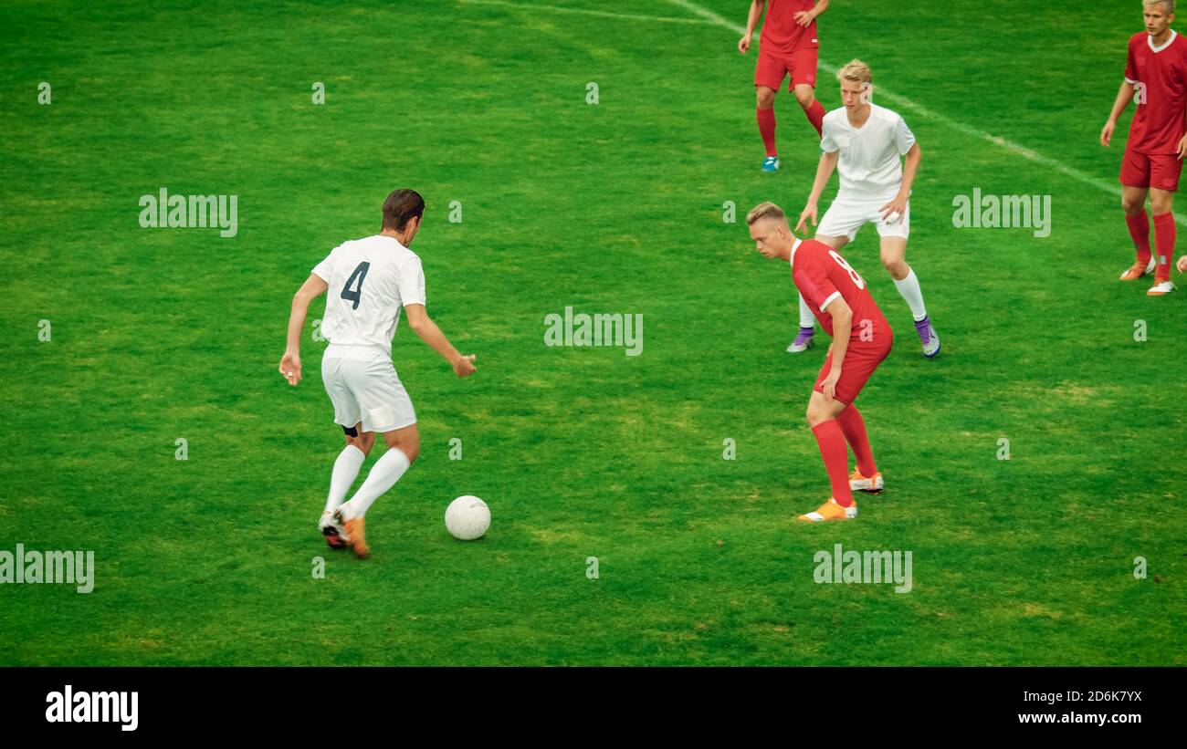 Professionelle Fußball-Spieler spielen Pass versuchen, ein Tor. Beeindruckendes Profi-Match auf internationaler Meisterschaft. Stockfoto