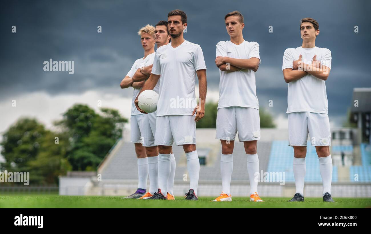 Professionelle Fußballspieler Team posiert für ein Gruppenfoto auf einem Fußballfeld stehen. Stockfoto