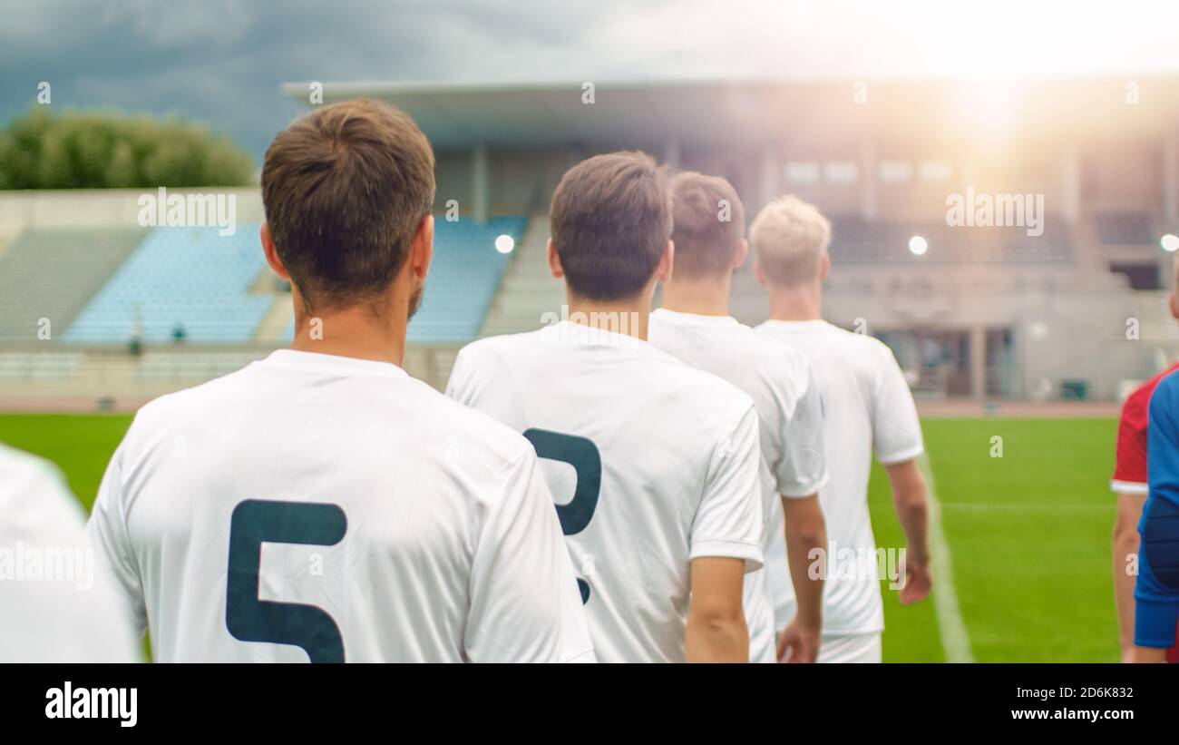 Zwei Professionelle Fußballmannschaften Verlassen Das Feld Nach Erfolgreichem Spiel. Verlassen des Stadions nach einem Spiel ist vorbei, gehen auf eine Halbzeitpause. Aufnahme Stockfoto