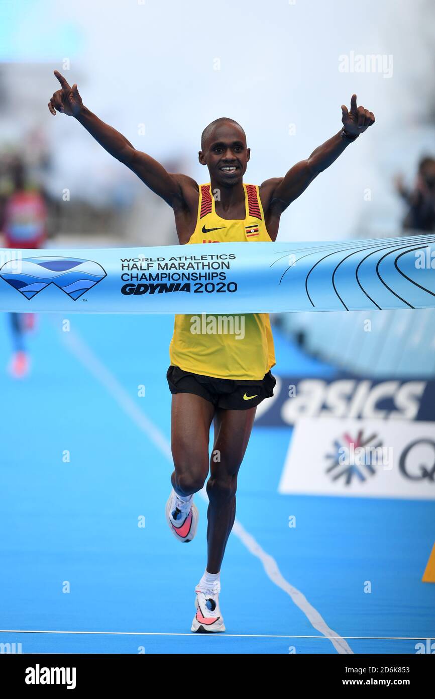 Jacob Kiplimo (UGA) feiert nach dem Sieg beim Herrenrennen in einem Meisterschaftsrekord von 58:49 bei den Leichtathletik-Halbmarathon-Weltmeisterschaften am Samstag, 17. Oktober 2020, in Gdynia, Polen. (IOS/ESPA-Images) Stockfoto