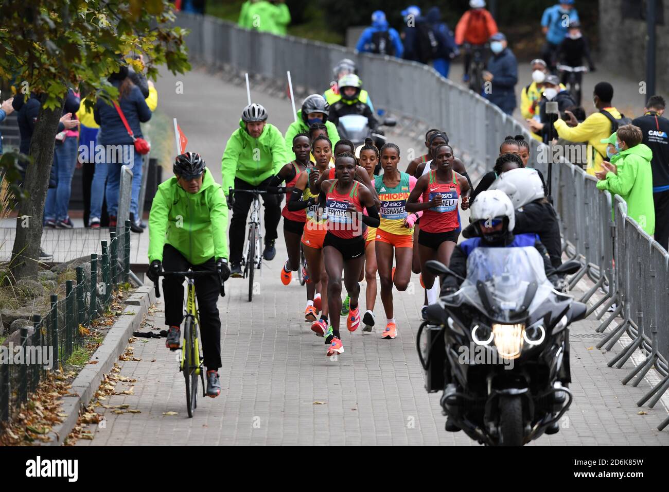 Joyciline Jepkosgei (KEN), Ababel Yeshaneh (ETH), Dorcas Kimeli (KEN) führen das Damenrennen bei den Leichtathletik-Halbmarathon-Weltmeisterschaften am Samstag, 17. Oktober 2020, in Gdynia, Polen, an. (IOS/ESPA-Images) Stockfoto