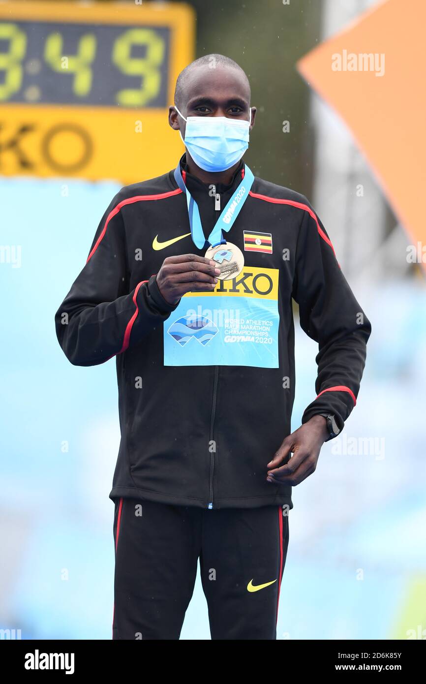 Jacob Kiplimo (UGA) posiert mit Goldmedaille nach dem Gewinn des Herrenrennens in einem Meisterschaftsrekord 58:49 bei den Leichtathletik-Halbmarathon-Weltmeisterschaften, Samstag, 17. Oktober 2020, in Gdynia, Polen. (IOS/ESPA-Images) Stockfoto