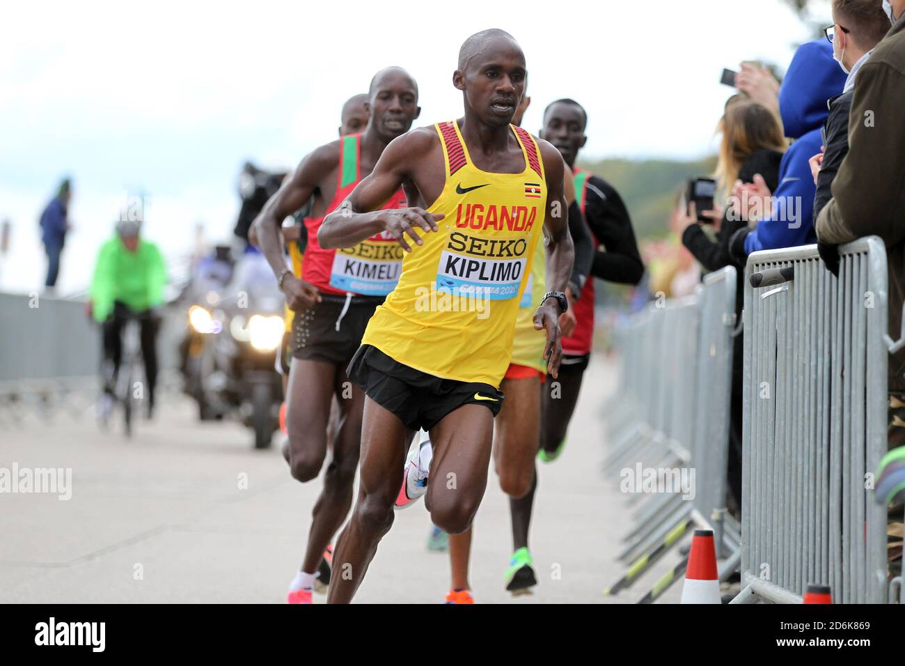 Jacob Kiplimo (UGA) feiert den Sieg des Herrenrennens mit einem Meisterschaftsrekord von 58:49 bei den Leichtathletik-Halbmarathon-Weltmeisterschaften am Samstag, 17. Oktober 2020, in Gdynia, Polen. (IOS/ESPA-Images) Stockfoto