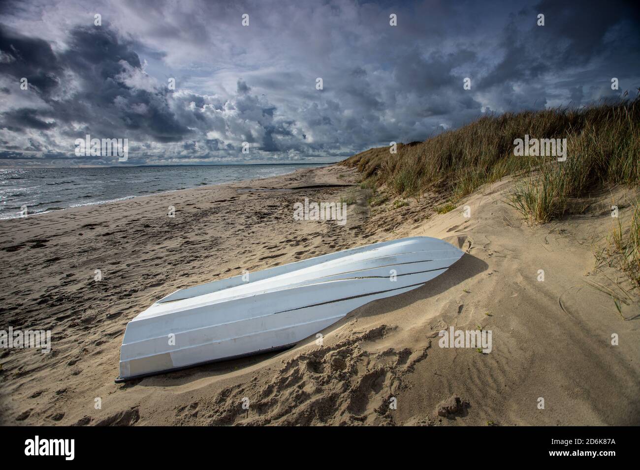 Weißer Lastkahn an der Ostküste Dänemarks Stockfoto