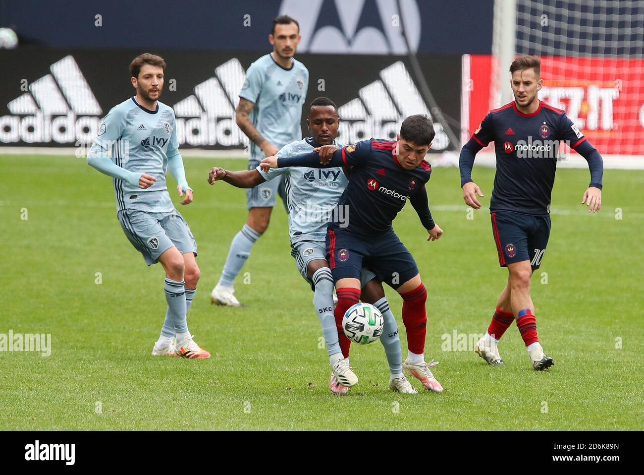 Chicago, Vereinigte Staaten . Oktober 2020. Der Chicago Fire FC Mittelfeldspieler Ignacio Aliseda (7) wird von dem Sporting KC Mittelfeldspieler Gadi Kinda (17) während eines MLS-Spiels im Solider Field am Samstag, 17. Oktober 2020 in Chicago, Illinois, verteidigt. The Fire Tie Sporting KC 2-2 (IOS/ESPA-Images) Quelle: European Sports Photo Agency/Alamy Live News Stockfoto