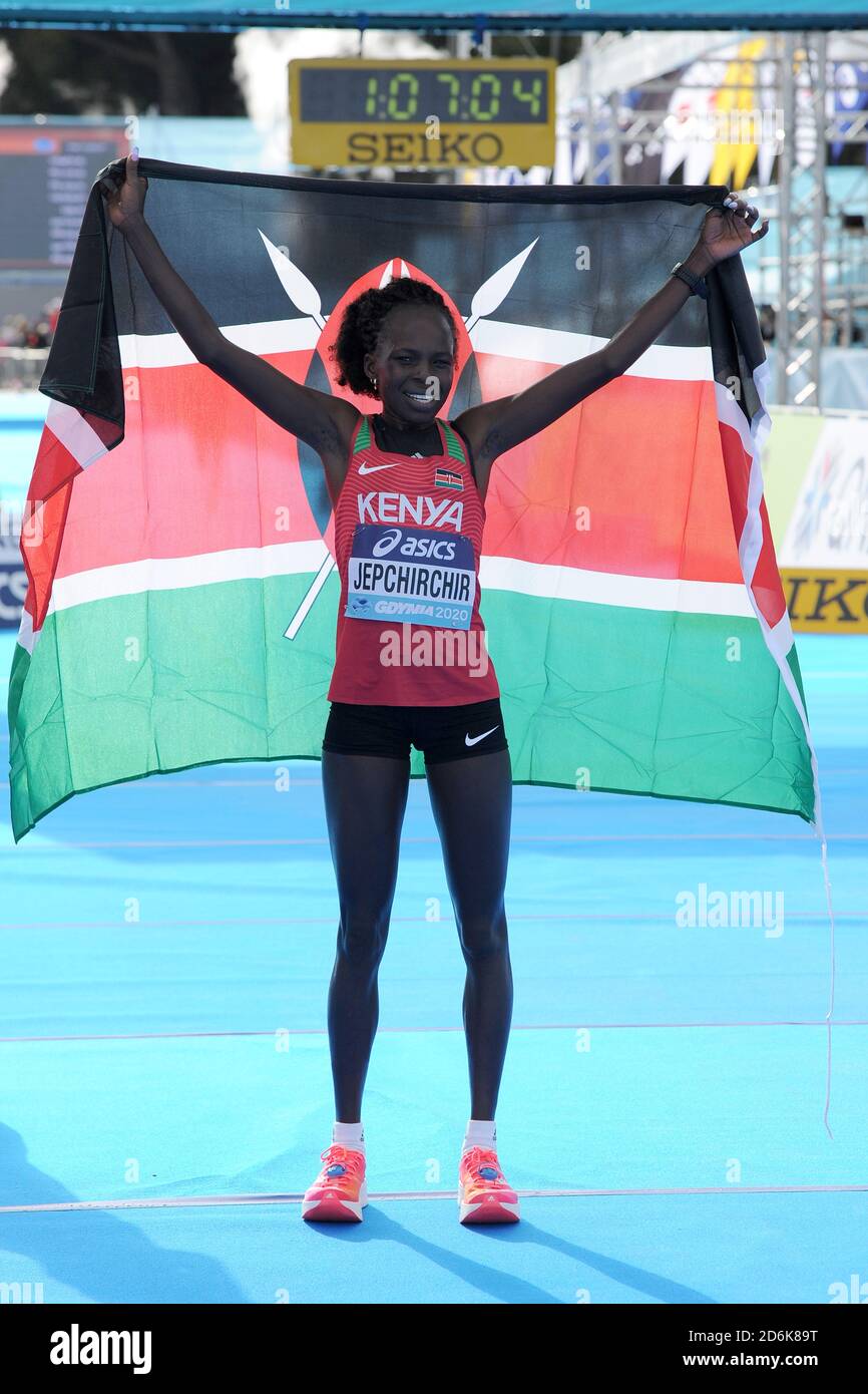 Peres Jepchirchir (KEN) posiert mit kenianischer Flagge, nachdem er das Damenrennen in einer Weltbestzeit von 1:05:16 bei den Leichtathletik-Halbmarathon-Weltmeisterschaften am Samstag, den 17. Oktober 2020 in Gdynia, Polen, gewonnen hat. (IOS/ESPA-Images) Stockfoto