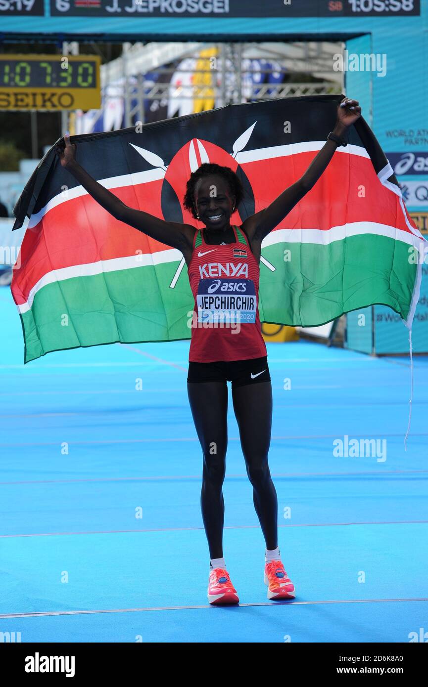 Gdynia, Polen. Oktober 2020. Peres Jepchirchir (KEN) posiert mit kenianischer Flagge, nachdem er das Damenrennen in einer Weltbestzeit von 1:05:16 bei den Leichtathletik-Halbmarathon-Weltmeisterschaften am Samstag, den 17. Oktober 2020 in Gdynia, Polen, gewonnen hat. (IOS/ESPA-Images)) Kredit: Europäische Sport-Fotoagentur/Alamy Live Nachrichten Stockfoto