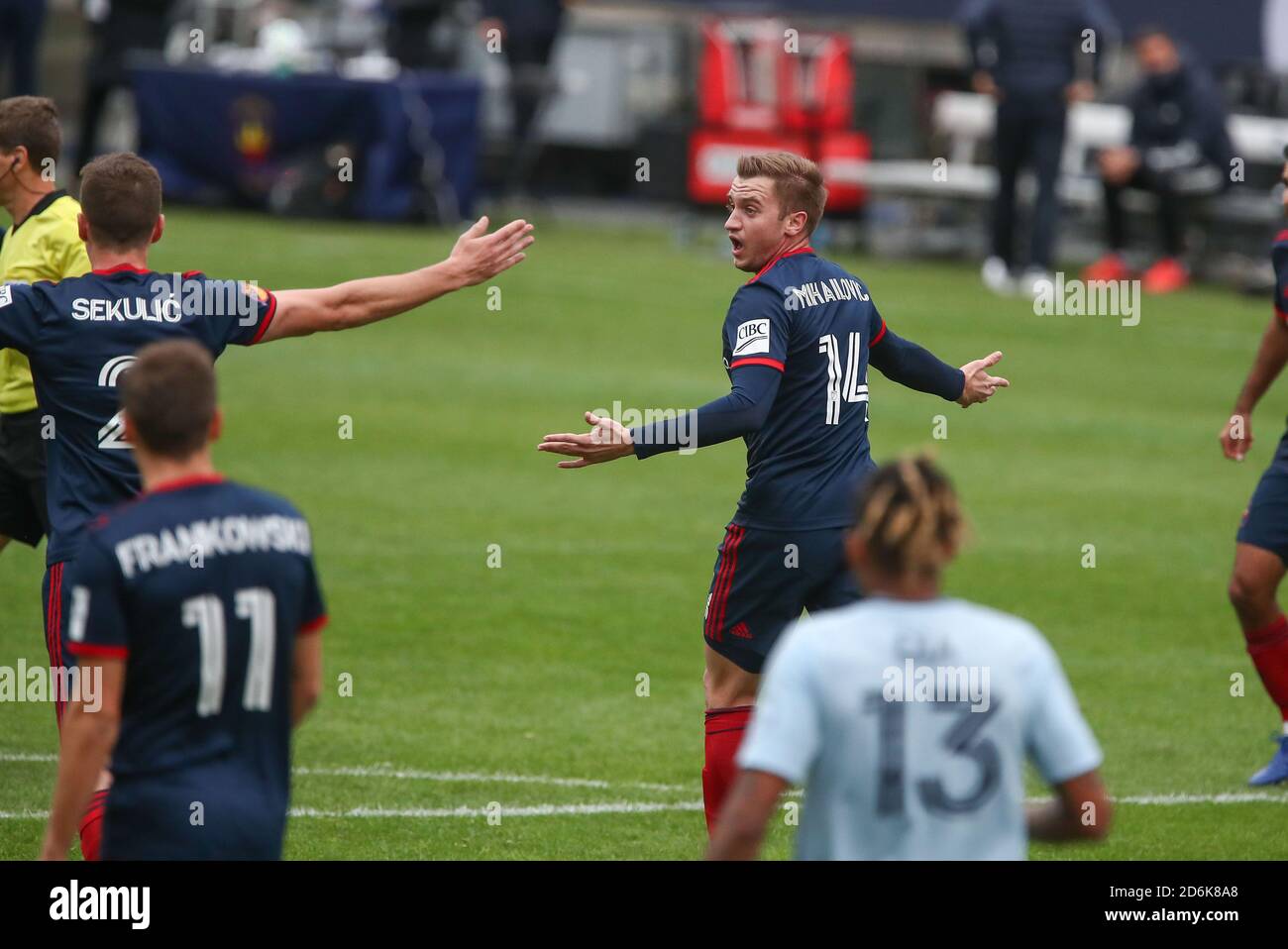 Chicago, Vereinigte Staaten . Oktober 2020. Der Chicago Fire FC Mittelfeldspieler Djordje Mihailović (14) schaut bei einem MLS-Spiel gegen die Sporting Kanas City im Solider Field, Samstag, 17. Oktober 2020, in Chicago, Illinois, auf die Seite. The Fire Tie Sporting KC 2-2 (IOS/ESPA-Images) Quelle: European Sports Photo Agency/Alamy Live News Stockfoto
