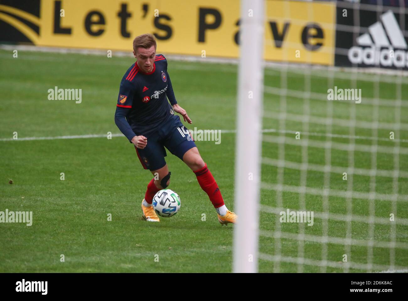 Chicago, Vereinigte Staaten . Oktober 2020. Chicago Fire FC Mittelfeldspieler Djordje Mihailović (14) tritt den Ball im Netz während eines MLS-Spiels gegen die Sporting Kanas City im Solider Field, Samstag, 17. Oktober 2020, in Chicago, Illinois. The Fire Tie Sporting KC 2-2 (IOS/ESPA-Images) Quelle: European Sports Photo Agency/Alamy Live News Stockfoto