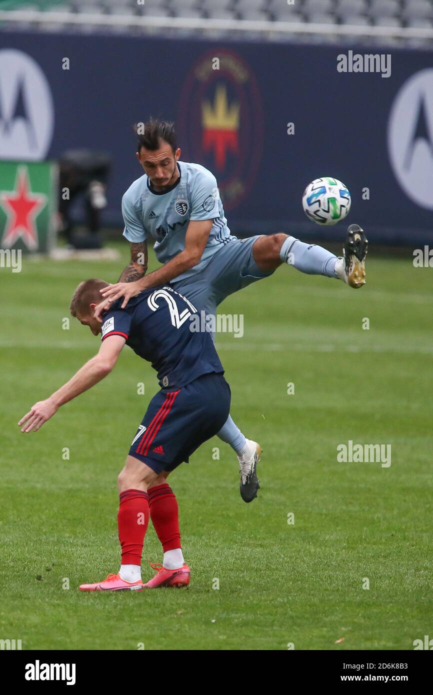 Chicago, Vereinigte Staaten . Oktober 2020. Sportlicher KC-Verteidiger Roberto Puncec (4) springt und kicks den Ball über Chicago Fire FC-Stürmer Robert Berić (27) während eines MLS-Spiels im Solider Field, Samstag, 17. Oktober 2020, in Chicago, Illinois. The Fire Tie Sporting KC 2-2 (IOS/ESPA-Images) Quelle: European Sports Photo Agency/Alamy Live News Stockfoto