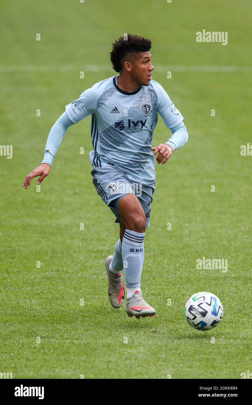 Chicago, Vereinigte Staaten . Oktober 2020. Der sportliche KC-Verteidiger Jaylin Lindsey (26) dribbelt den Ball während eines MLS-Spiels gegen den Chicago Fire FC im Solider Field, Samstag, 17. Oktober 2020, in Chicago, Illinois. The Fire Tie Sporting KC 2-2 (IOS/ESPA-Images) Quelle: European Sports Photo Agency/Alamy Live News Stockfoto