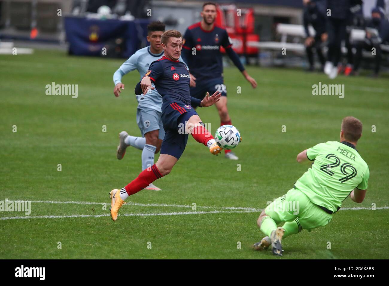 Chicago, Vereinigte Staaten . Oktober 2020. Chicago Fire FC Mittelfeldspieler Djordje Mihailović (14) schießt den Ball an Sporting KC Torwart Tim Melia (29) während eines MLS-Spiels im Solider Field, Samstag, 17. Oktober 2020, in Chicago, Illinois. The Fire Tie Sporting KC 2-2 (IOS/ESPA-Images) Quelle: European Sports Photo Agency/Alamy Live News Stockfoto