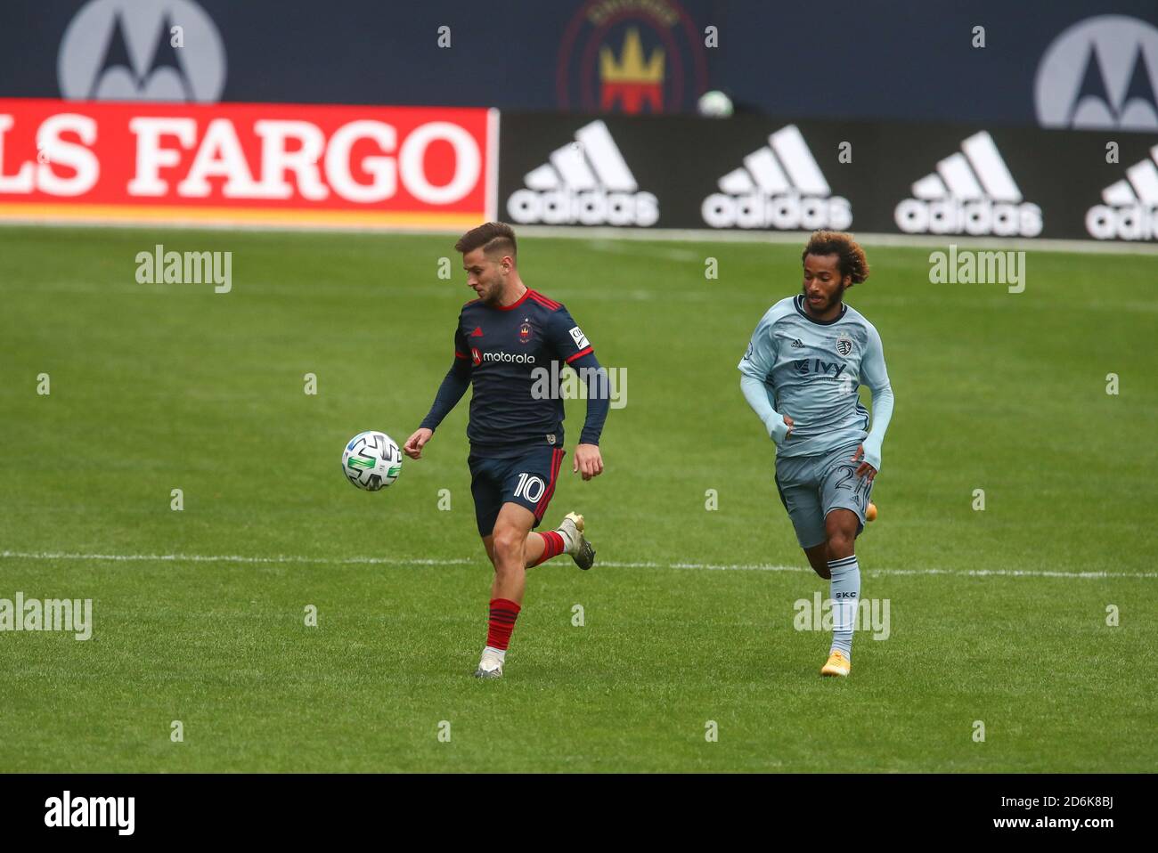 Chicago, Vereinigte Staaten . Oktober 2020. Chicago Fire FC Mittelfeldspieler Álvaro Medrán (10) dribbelt den Ball von Sporting KC Mittelfeldspieler Gianluca Busio (27) während eines MLS-Spiels im Solider Field, Samstag, 17. Oktober 2020, in Chicago, Illinois, ab. The Fire Tie Sporting KC 2-2 (IOS/ESPA-Images) Quelle: European Sports Photo Agency/Alamy Live News Stockfoto