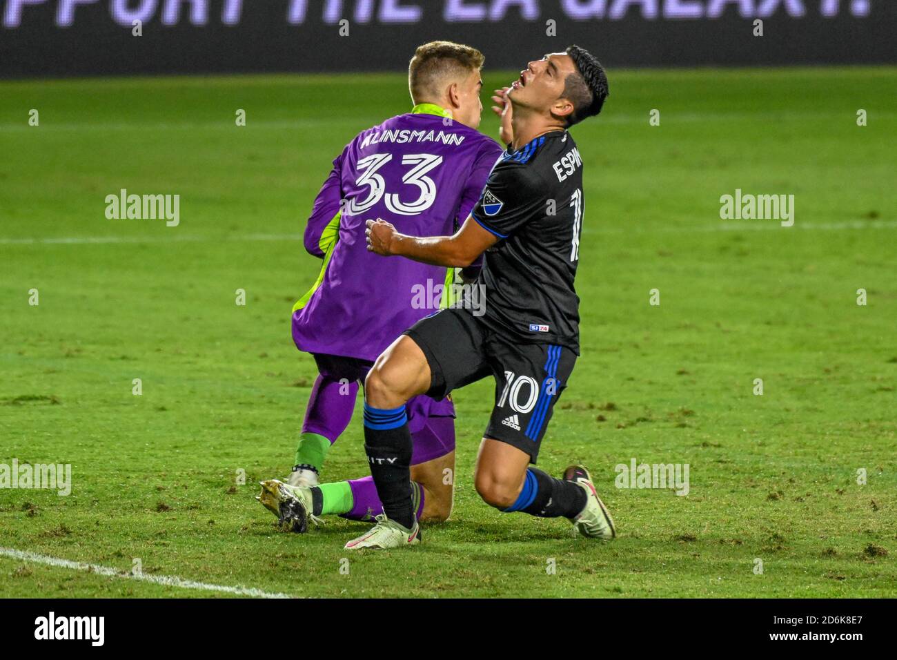 San Jose Erdbeben vorwärts Cristian Espinoza (10) reagiert, nachdem LA Galaxy Torwart Jonathan Klinsmann (33) den Ball während eines MLS Fußballspiels rettet, Mittwoch, 14. Oktober 2020, in Carson, Kalifornien. Die San Jose Erdbeben besiegten Los Angeles Galaxy 4-0. (IOS/ESPA-Images) Stockfoto