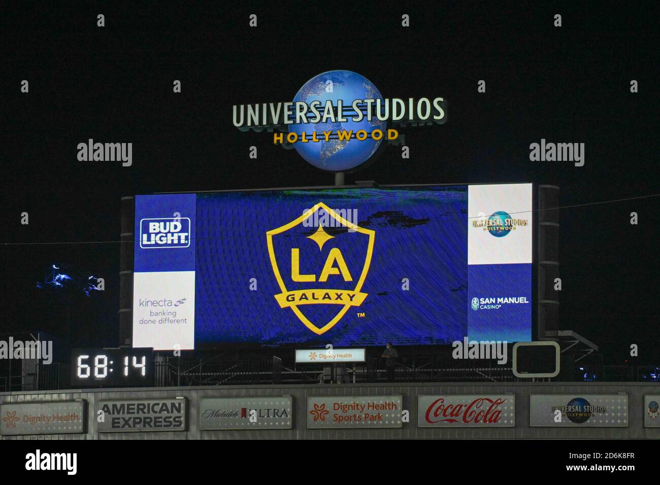 Detailansicht der Universal Studios und LA Galaxy Beschilderung während eines MLS Fußballspiels, Mittwoch, 14. Oktober 2020, in Carson, Kalifornien. Die San Jose Erdbeben besiegten Los Angeles Galaxy 4-0. (IOS/ESPA-Images) Stockfoto