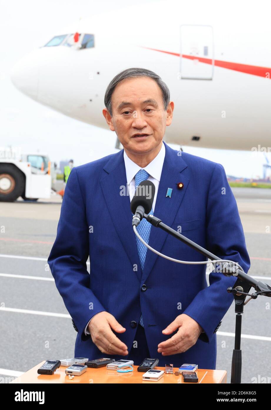 Tokio, Japan. Oktober 2020. Der japanische Premierminister Yoshihihide Suga spricht zu Reportern, bevor er am Sonntag, dem 18. Oktober 2020, auf dem Tokyo International Airport in Tokio nach Vietnam aufbricht. Suga wird Vietnam und Indonesien für seine erste Auslandsreise seit seiner Amtszeit als Premierminister besuchen. Quelle: Yoshio Tsunoda/AFLO/Alamy Live News Stockfoto