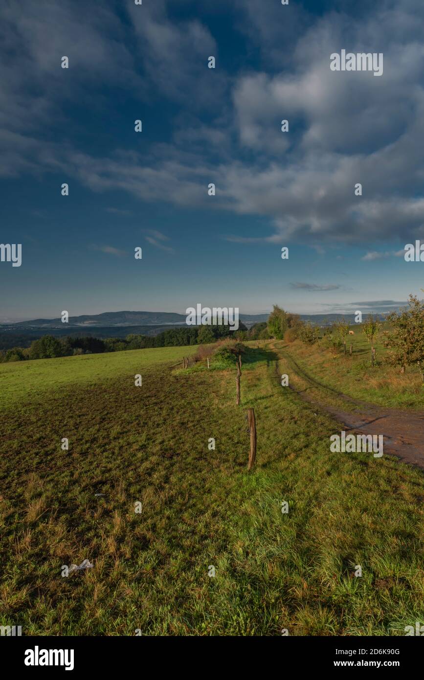 Sonnenaufgang in der Nähe von Ceske Budejovice Stadt im Herbst Farbe sonnig Morgen Stockfoto