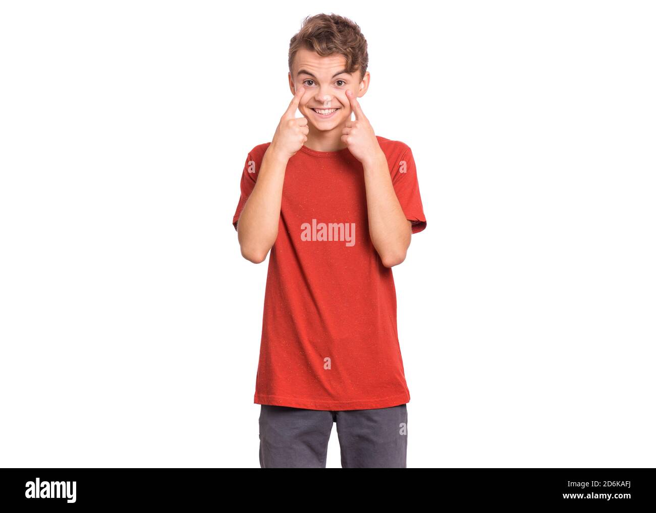 Schöner Teenager Junge zeigt sein Auge, isoliert auf weißem Hintergrund Stockfoto
