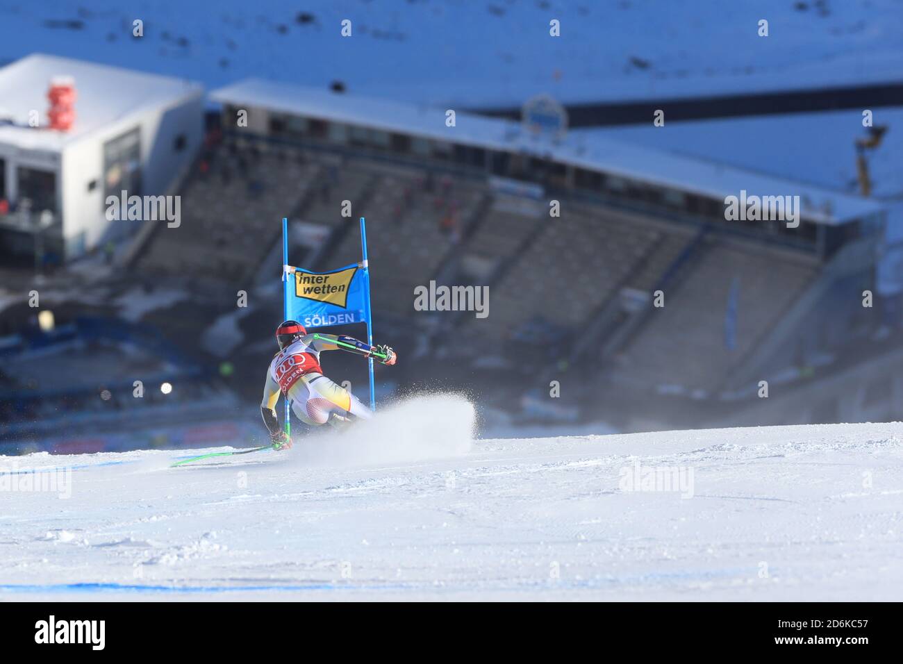Solden, Österreich. Oktober 2020. SOELDEN, ÖSTERREICH. 18 2020. OKTOBER: 1. Herren-Riesenslalom im Rahmen des Alpinen Ski-Weltcups in Solden am 18. Oktober 2020; Lauf 1, Henrik Kristoffersen (NOR) vor einer leeren Tribüne (Foto: Pierre Teyssot/ESPA-Images) Credit: European Sports Photo Agency/Alamy Live News Stockfoto