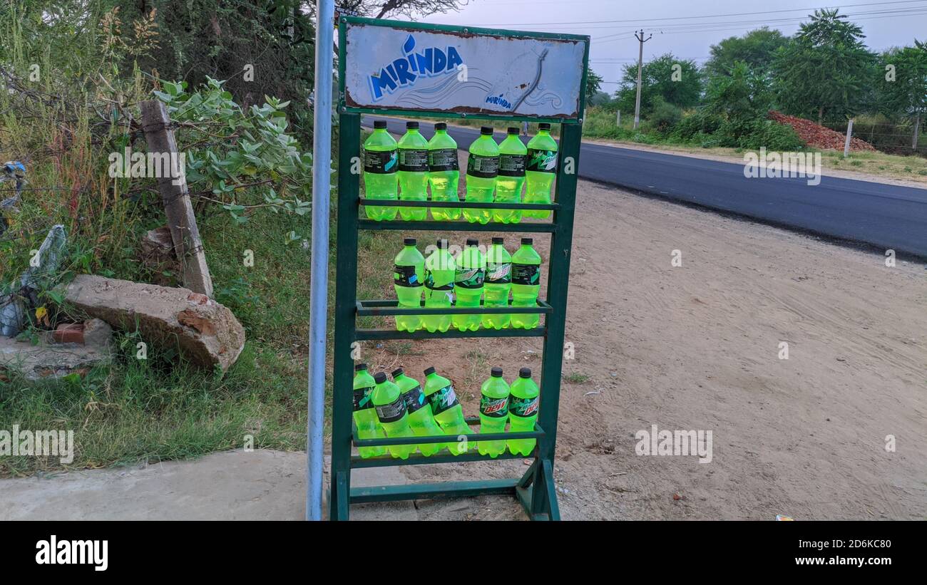 Mirinda Marke alkoholfreies Getränk auf dem Display in einem Supermarkt Regal. Mirinda und Tau ist ein berühmtes und beliebtes alkoholfreies Getränk in Indien. Stockfoto