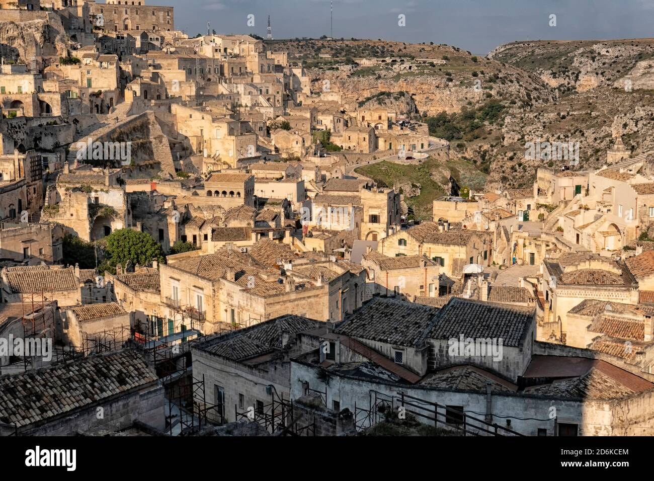 Blick auf die Stadt Matera von der Klippe, Matera, Apulien, Italien Matera ist bekannt für seine alten Höhlenwohnungen und wurde oft als "einer von t zitiert Stockfoto