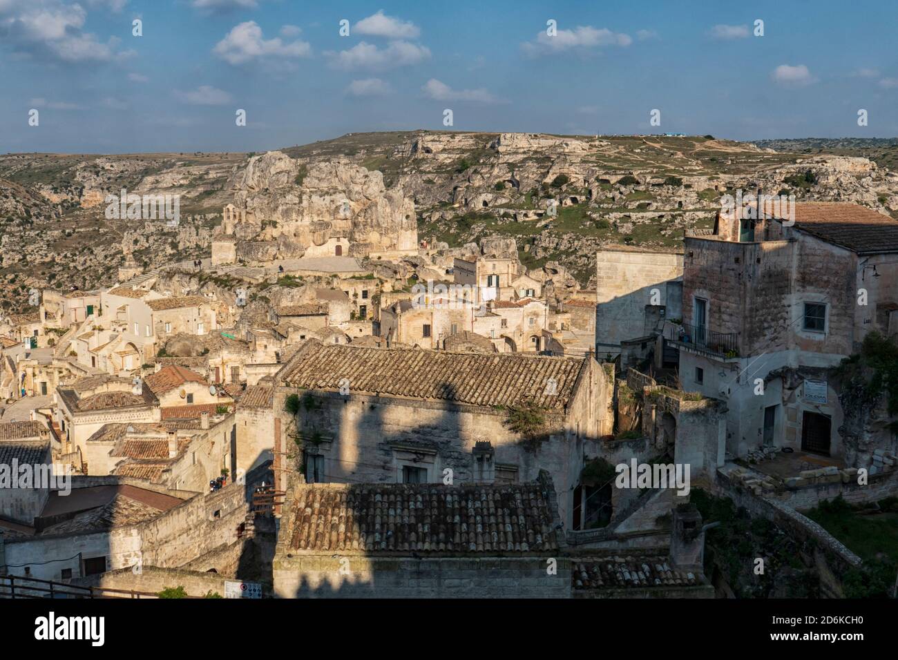 Höhlen am Stadtrand von Matera in Apulien, Italien Matera ist für seine alten Höhlenwohnungen bekannt und wurde oft als "einer der ältesten continuo zitiert Stockfoto