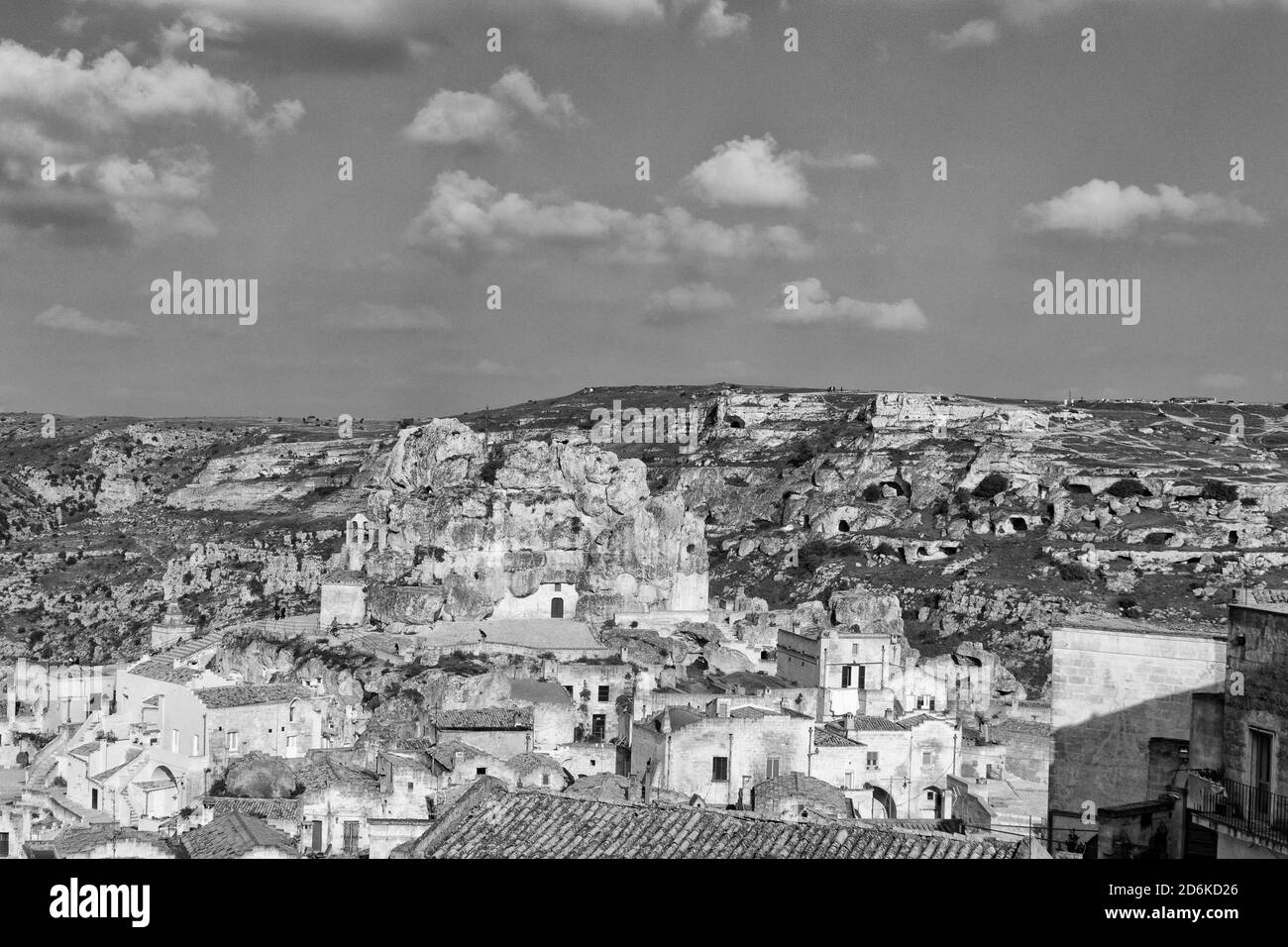 Blick auf die Stadt Matera mit dem Dom und der Sassi, von der Klippe, Matera, Apulien, Italien Matera ist bekannt für seine alten Höhlenwohnungen und Stockfoto