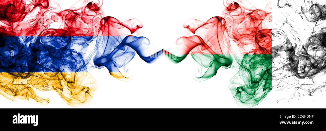 Armenien vs Madagaskar rauchige mystische Flaggen nebeneinander platziert. Dick farbige seidig abstrakte Rauchfahnen Stockfoto