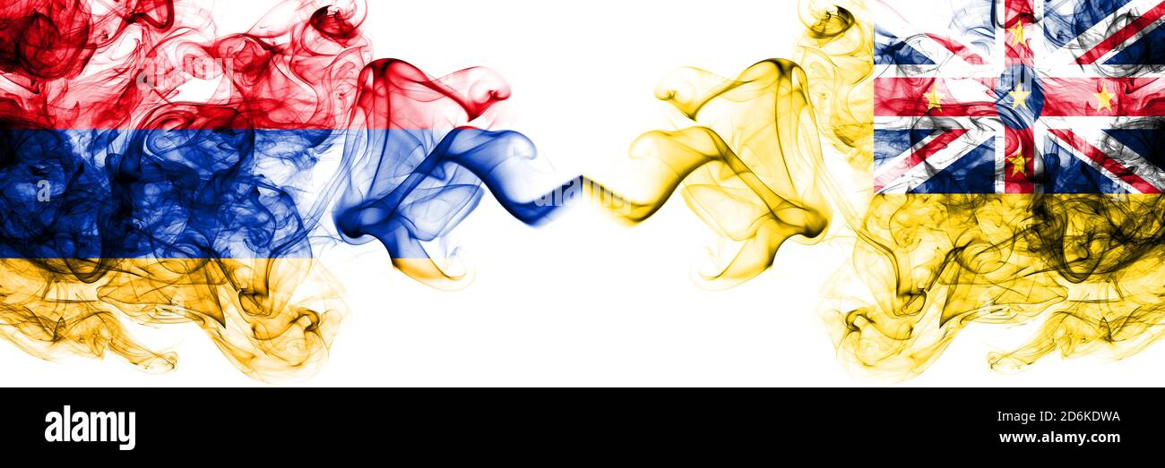 Armenien gegen Neuseeland, Niue rauchige mystische Flaggen nebeneinander platziert. Dick farbige seidig abstrakte Rauchfahnen Stockfoto