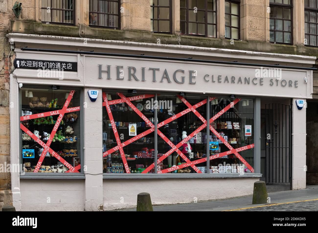 Verkaufsschilder in verschiedenen Sprachen während der Coronavirus-Pandemie - Heritage Clearance Store, Edinburgh Royal Mile, Edinburgh, Schottland, Großbritannien Stockfoto