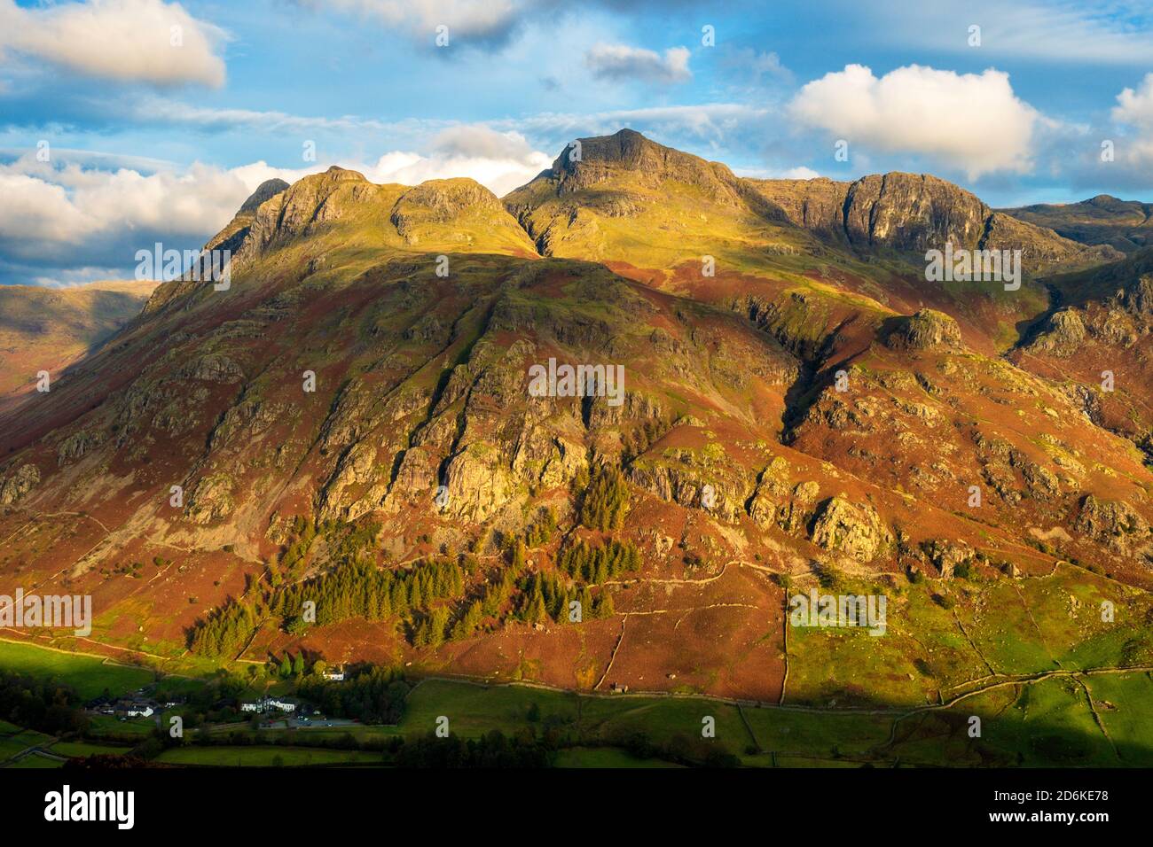 Die Langdale Pikes, einige der bekanntesten Berge Großbritanniens. Lake District National Park Stockfoto