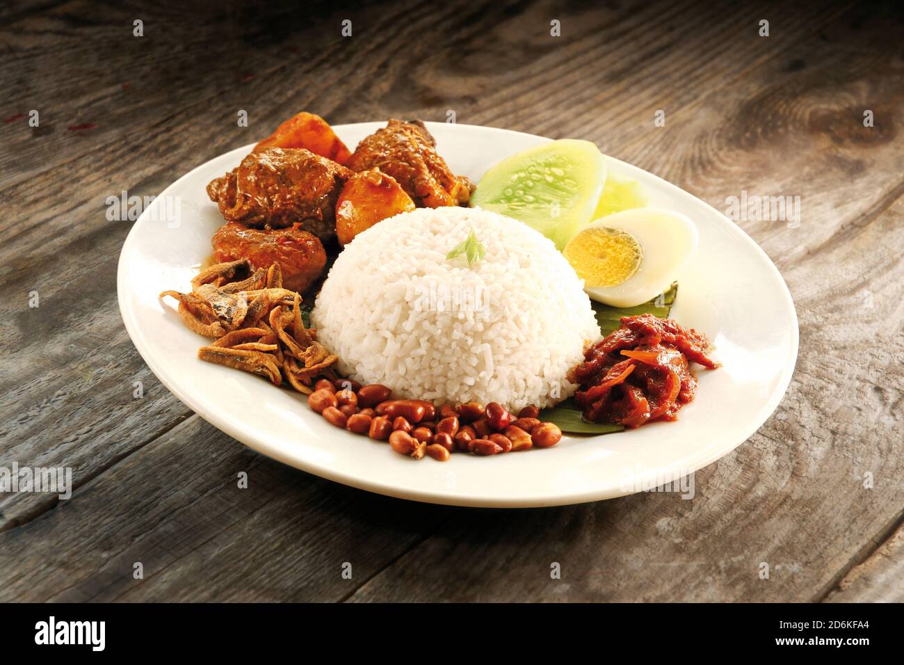 Asiatische Küche Nasi Lemak mit Huhn-Curry Stockfoto