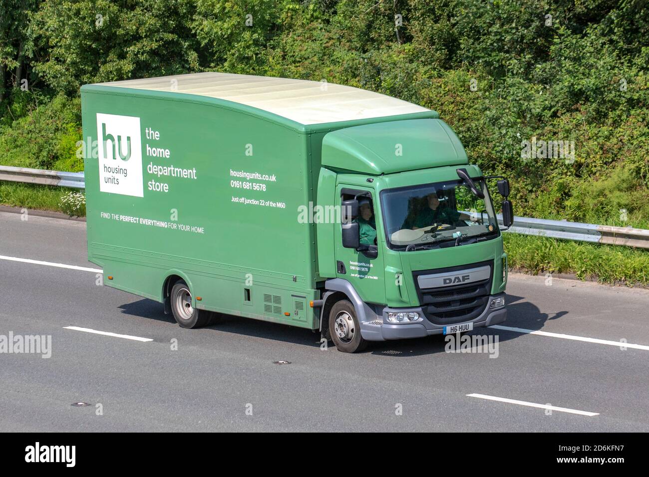 HU Wohneinheiten Home Kaufhaus 2016 Green DAF Trucks LF; Spedition Lieferwagen, LKW, schwere Nutzfahrzeuge, Transport, LKW, Frachtführer, Fahrzeug, Europäische kommerzielle Transportindustrie LKW, M6 in Manchester, UK Stockfoto